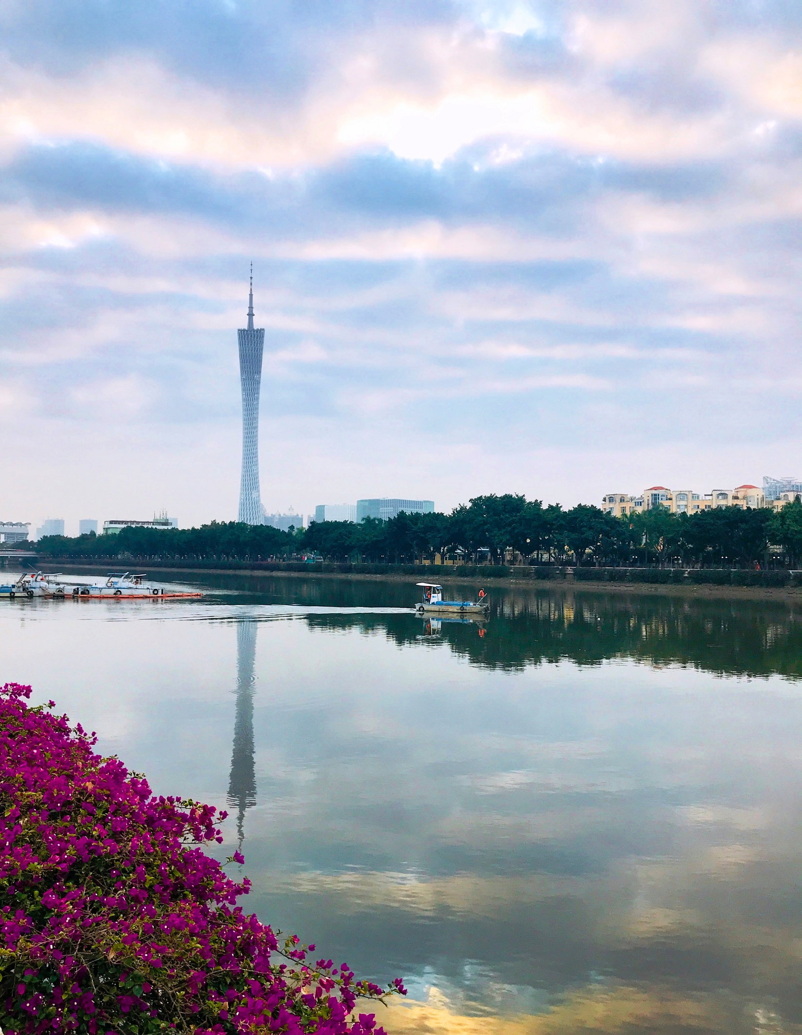 忙碌的花城美容师（吴超平）.JPG